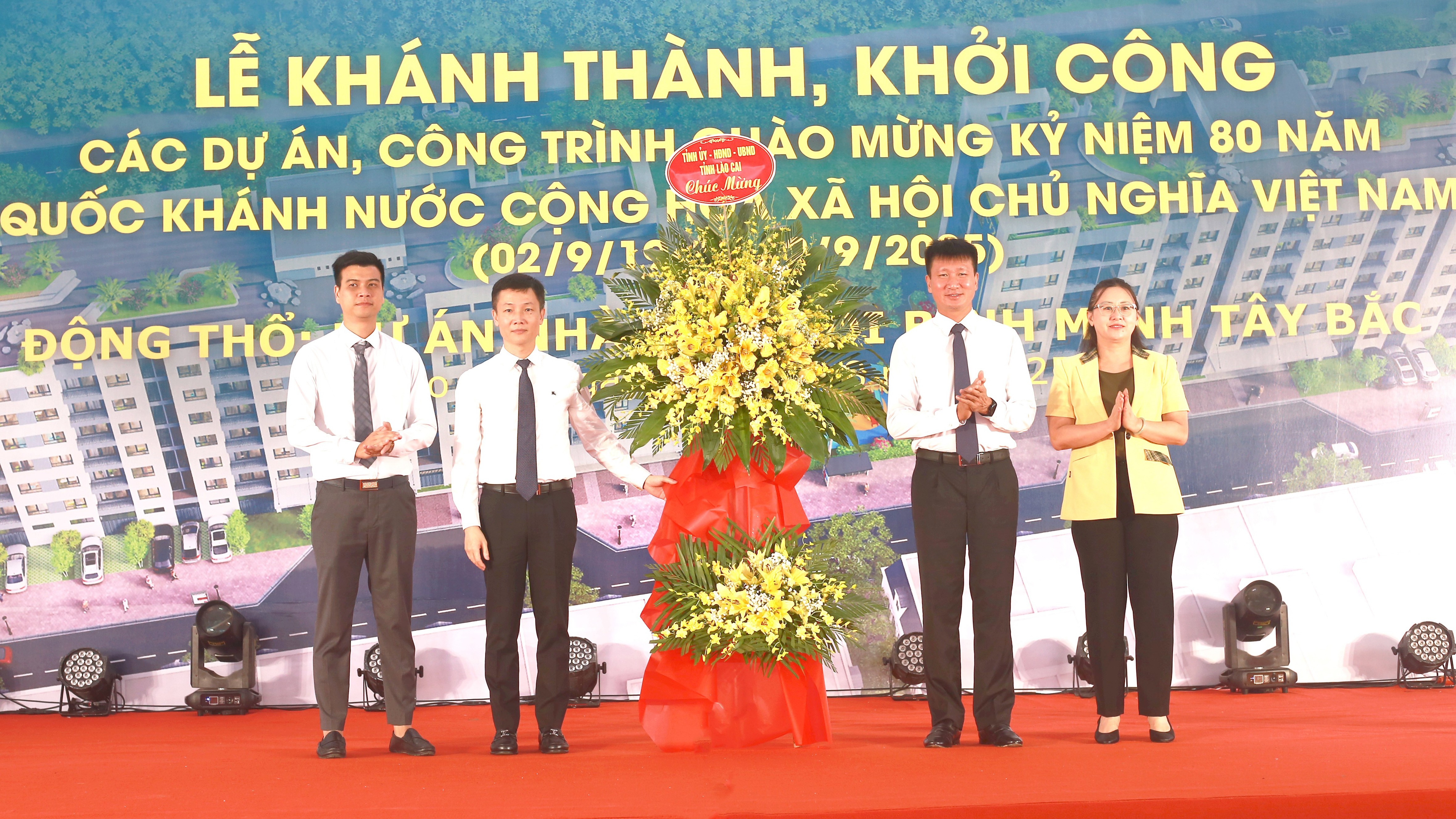 Đồng chí Trần Huy Tuấn, Phó Bí thư Tỉnh ủy, Chủ tịch UBND tỉnh và đồng chí Giàng Thị Dung, Phó Bí thư Tỉnh ủy, Chủ tịch Ủy ban MTTQ Việt Nam tỉnh tặng hoa chúc mừng Công ty Cổ phần Đầu tư Bình Minh Tây Bắc. img-6950-6113.jpg