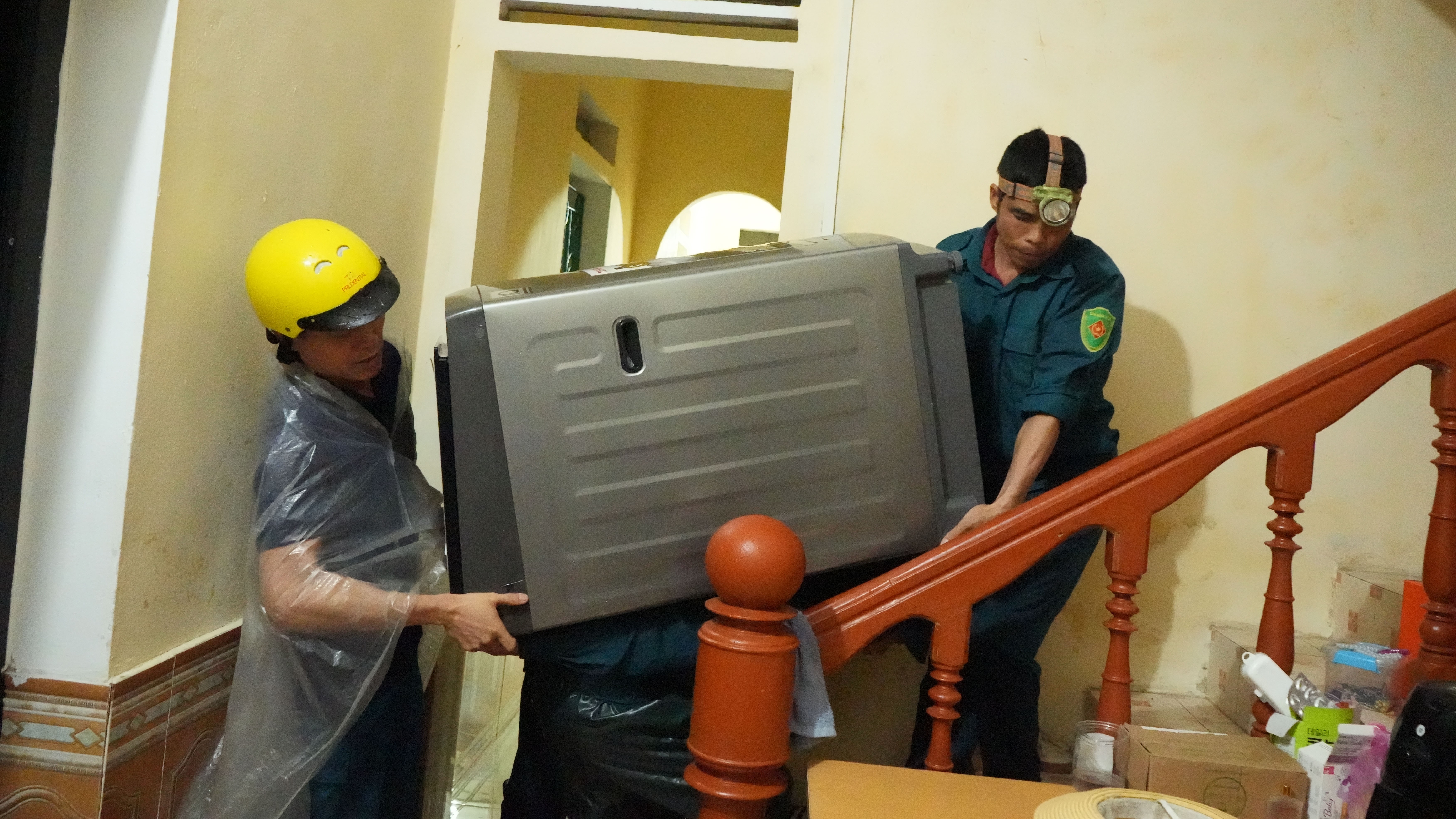 Lực lượng chức năng hỗ trợ người dân di dời tài sản. dsc05936.jpg