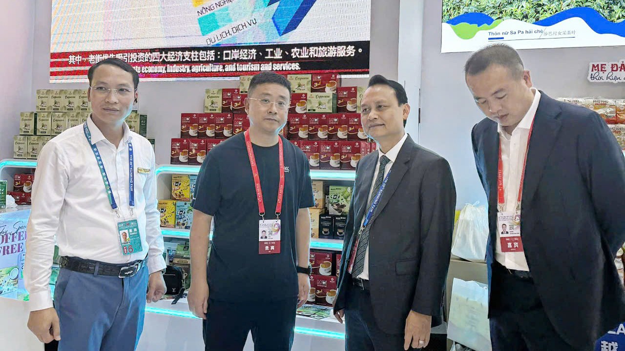 Đại diện các đơn vị, doanh nghiệp hai tỉnh trao đổi tại hội chợ. k1.jpg