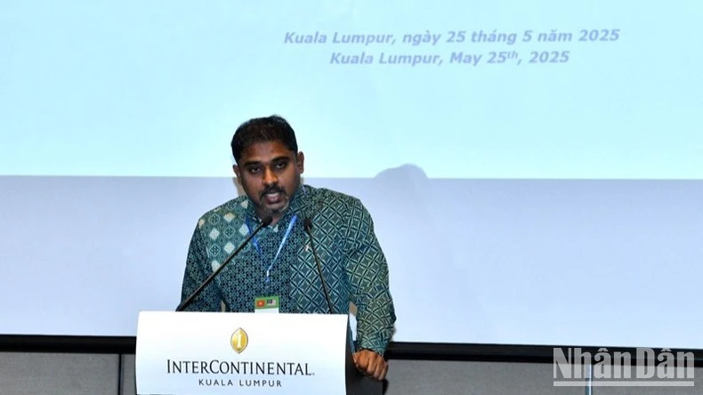 Chủ tịch Phòng Thương mại và Công nghiệp Ấn Độ Kuala Lumpur và Selangor Nivas Ragavan phát biểu ý kiến.