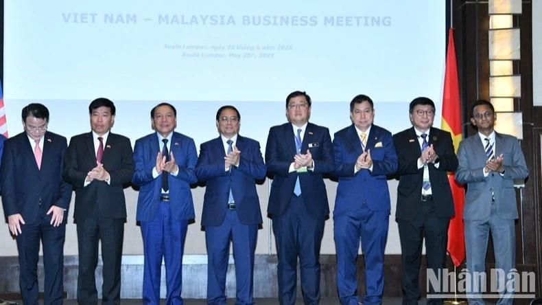 Thủ tướng Phạm Minh Chính với các đại biểu tham dự Chương trình Gặp gỡ doanh nghiệp Việt Nam-Malaysia.