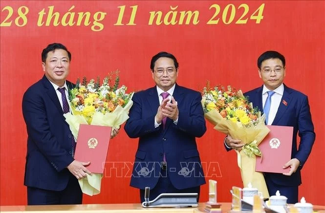 Thủ tướng Phạm Minh Chính trao Quyết định của Chủ tịch nước bổ nhiệm đồng chí Nguyễn Văn Thắng giữ chức Bộ trưởng Bộ Tài chính và đồng chí Trần Hồng Minh giữ chức Bộ trưởng Bộ Giao thông vận tải.