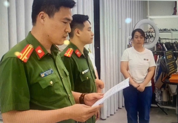 Cơ quan điều tra đọc lệnh khám xét khẩn cấp nơi làm việc của Nguyễn Thị Thu Hường. Cơ quan điều tra đọc lệnh khám xét khẩn cấp nơi làm việc của Nguyễn Thị Thu Hường.