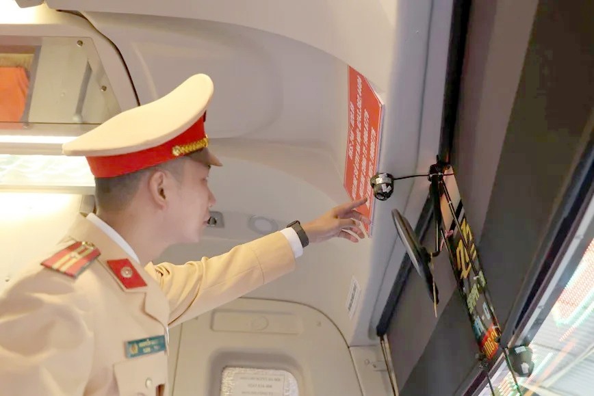 Cảnh sát giao thông kiểm tra camera giám sát hành trình trên xe khách. Cảnh sát giao thông kiểm tra camera giám sát hành trình trên xe khách.