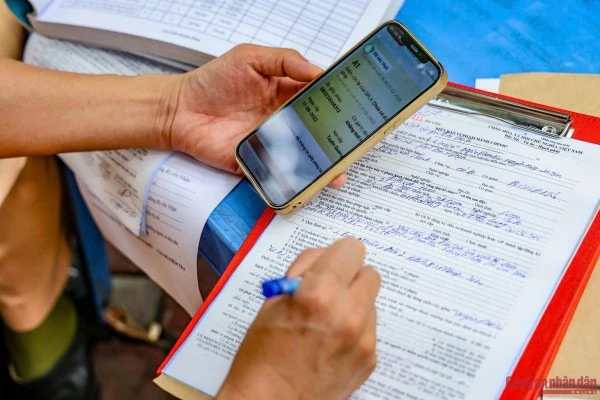 Cảnh sát kiểm tra bằng lái trên VNeID.