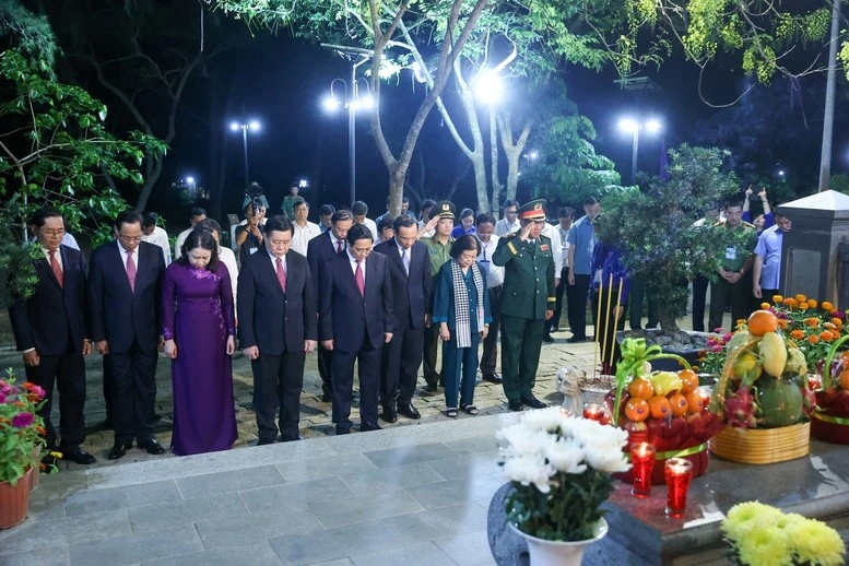 Trong chương trình, Thủ tướng Phạm Minh Chính và các đại biểu tưởng nhớ các Anh hùng liệt sĩ tại Nghĩa trang Hàng Dương.