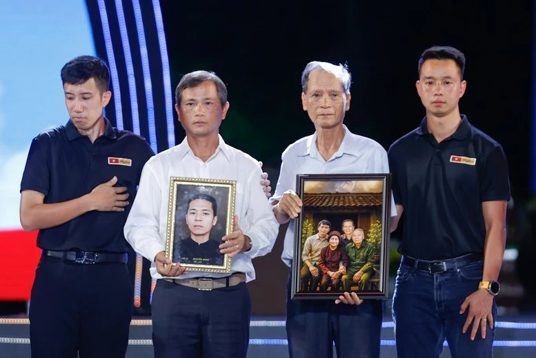 Nhóm skyline phục dựng lại ảnh 2 liệt sĩ hy sinh tại nhà tù Côn Đảo để tặng thân nhân liệt sĩ.