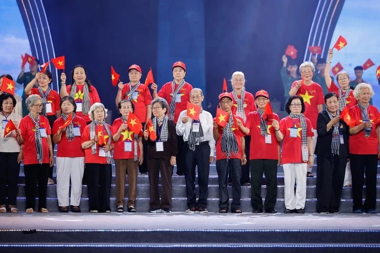 Các chiến sĩ cách mạng, cựu tù chính trị bị địch bắt tù đày tham gia chương trình nghệ thuật.