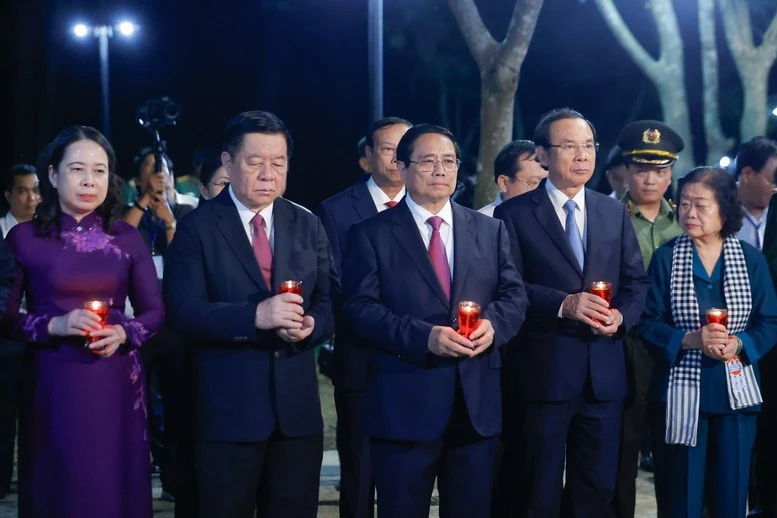 Thủ tướng Phạm Minh Chính và các đại biểu thắp nến tri ân các Anh hùng liệt sĩ tại Nghĩa trang Hàng Dương.