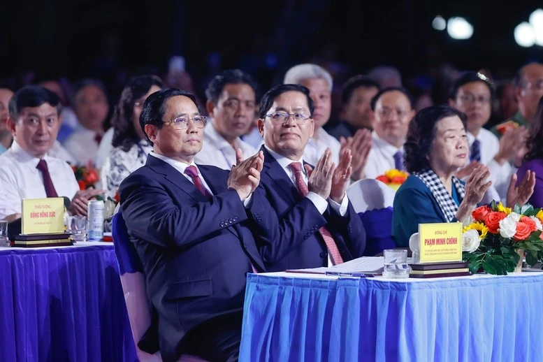 Thủ tướng Phạm Minh Chính và các đại biểu dự Chương trình nghệ thuật chính luận "Kỷ niệm 50 năm Giải phóng Côn Đảo".