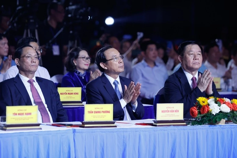 Các đại biểu tham dự buổi lễ.