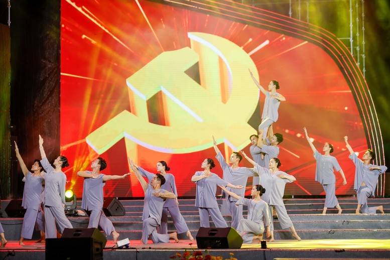 Chương trình Kỷ niệm 50 năm Ngày Giải phóng Côn Đảo - "Côn Đảo - Hùng ca ý chí Việt Nam" gồm 3 chương: "Bi tráng vùng đất thiêng"; "Khí phách giữa ngục tù"; "Bừng sáng khát vọng tương lai". Chương trình Kỷ niệm 50 năm Ngày Giải phóng Côn Đảo - "Côn Đảo - Hùng ca ý chí Việt Nam" gồm 3 chương: "Bi tráng vùng đất thiêng"; "Khí phách giữa ngục tù"; "Bừng sáng khát vọng tương lai".