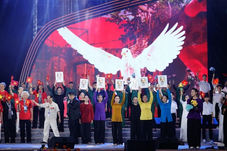 Chương trình kết hợp các hình thức trực tiếp, trình chiếu phóng sự truyền hình, những câu chuyện được kể bởi các nhân chứng lịch sử, các hoạt cảnh đan xem các tiết mục văn nghệ, giao lưu trực tiếp...