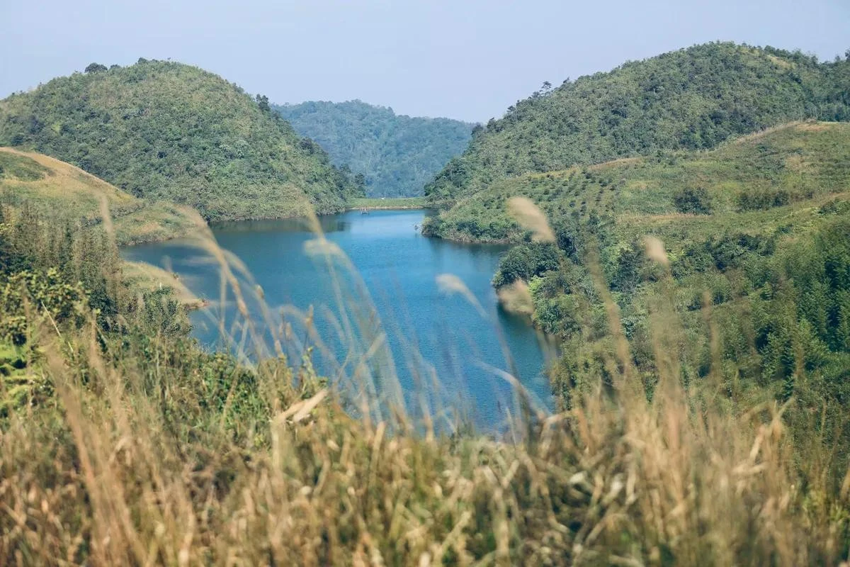 Vẻ đẹp thơ mộng, hoang dã của hồ.