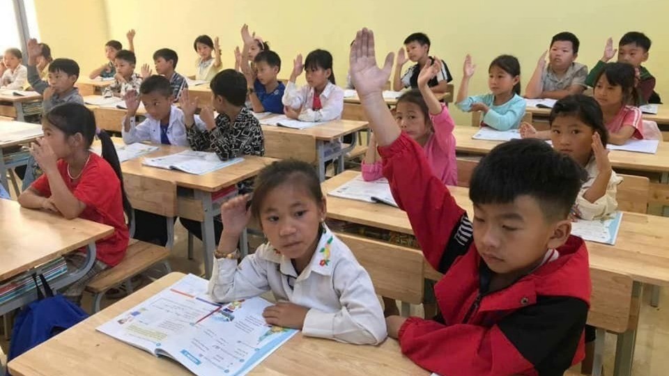 ຍ້ອນການສະໜັບສະໜູນແລະກຳລັງໃຈຢ່າງໃກ້ຊິດຈາກຄູສອນ, ນັກຮຽນຢູ່ໂຮງຮຽນປະຖົມ ແລະ ມັດທະຍົມແຂວງຊູ່ຈ່າງນັບມື້ນັບມີຄວາມໝັ້ນໃຈ ແລະ ຕັ້ງໜ້າເຂົ້າຮ່ວມການສົນທະນາໃນຊັ້ນຮຽນ. sg2.jpg