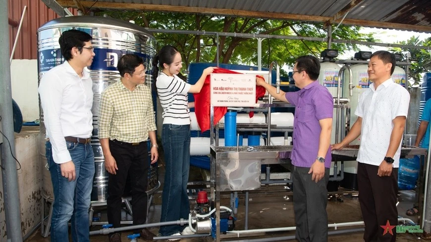 Hoa hậu Thanh Thủy góp sức hỗ trợ bà con đang đối diện tình trạng ngập mặn tại các địa phương vùng đồng bằng sông Cửu Long. Ảnh nhân vật cung cấp