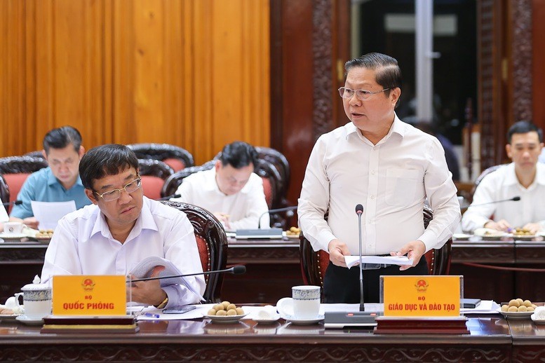 Thứ trưởng Lê Tấn Dũng nêu Ba nhóm giải pháp được Bộ Giáo dục và Đào tạo đề xuất. Thứ trưởng Lê Tấn Dũng nêu Ba nhóm giải pháp được Bộ Giáo dục và Đào tạo đề xuất.