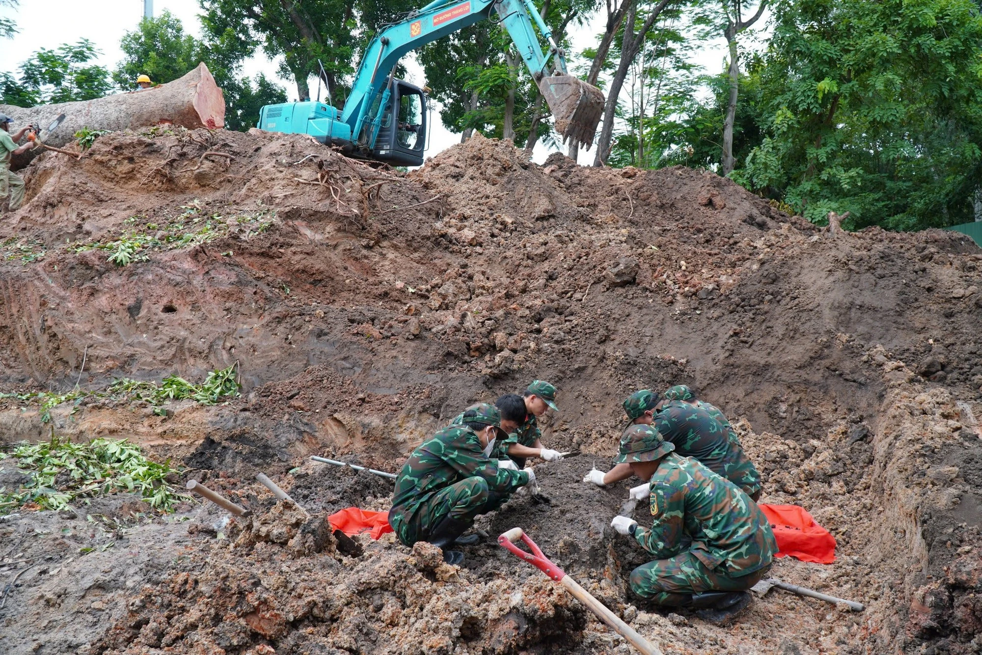 Lực lượng làm nhiệm vụ tiếp tục di dời đất, mở rộng phạm vi tìm kiếm tại Khu B; xử lý khối lượng lớn - hơn 300m³ đất để tiếp cận các khu vực nghi có hài cốt liệt sĩ...