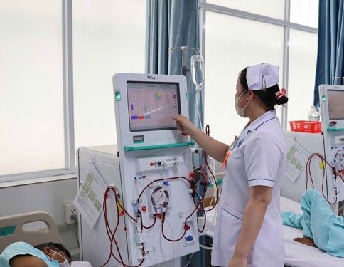 Many people have to go on dialysis in their 30s. Nhiều người phải chạy thận ở độ tuổi 30.