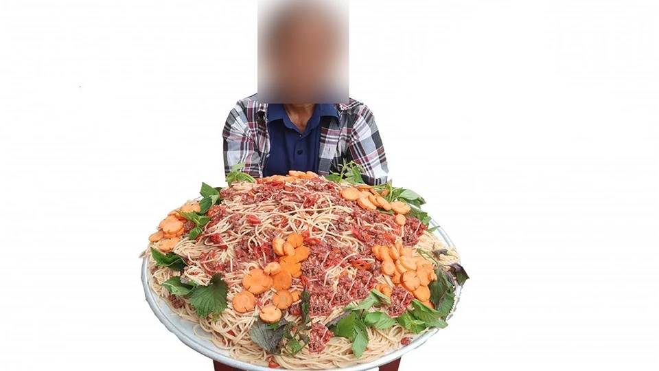 Một YouTuber chuyên nội dung nấu ăn những món khổng lồ.