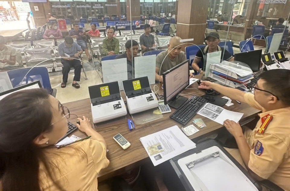 Lực lượng Cảnh sát Giao thông tỉnh triển khai đổi bằng lái xe thông qua đăng ký trực tuyến hcc4-3282.jpg