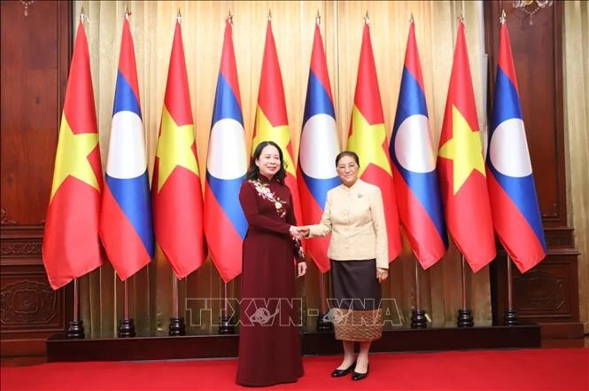 Phó Chủ tịch nước Lào Pany Yathotou đón Phó Chủ tịch nước Việt Nam Võ Thị Ánh Xuân sang thăm chính thức Lào.
