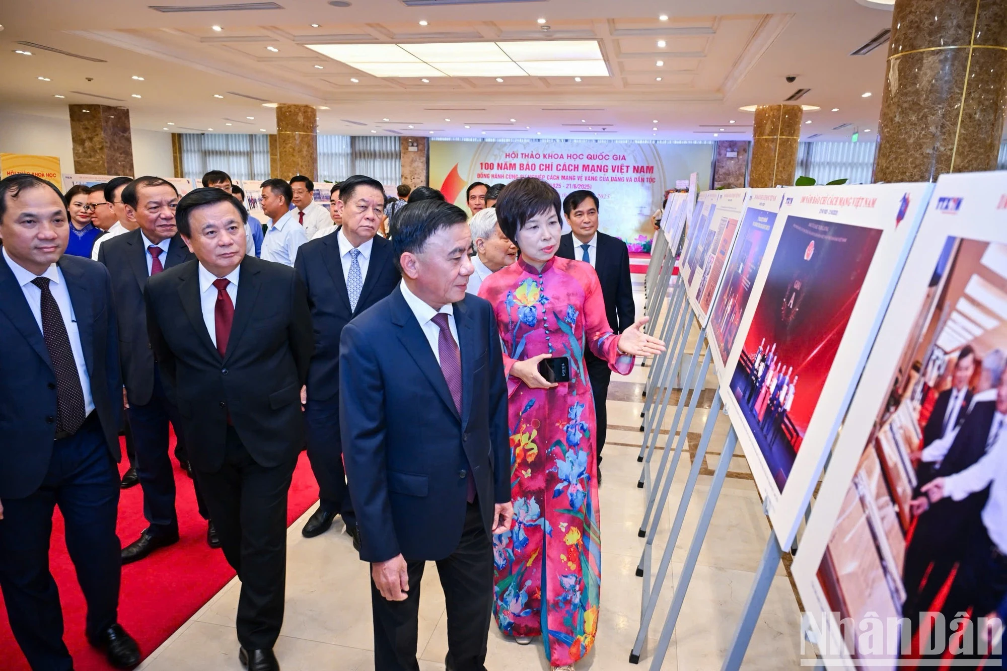 Các đại biểu tham quan triển lãm được trưng bày trong khu vực diễn ra Hội thảo.