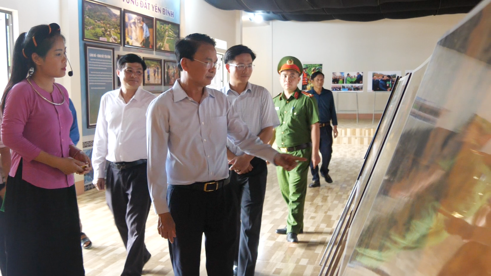 Bí thư Tỉnh ủy Phú Thọ Đặng Xuân Phong tham quan tại nhà lưu niệm (nhà văn hoá cũ thôn Làng Nủ). p157424600-00-08-40still007.png