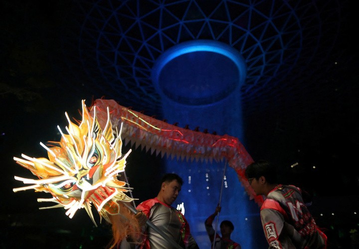 Tại Singapore, trước thời khắc chuyển giao năm cũ sang năm mới, đoàn nghệ sĩ biểu diễn vũ điệu rồng đèn LED có mặt tại khu Jewel Changi thuộc sân bay Changi để chuẩn bị cho màn biểu diễn chào năm Bính Ngọ.
