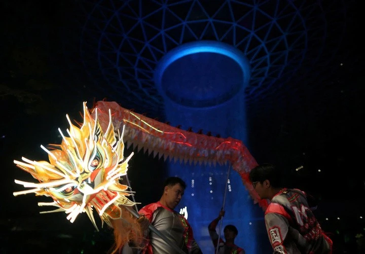 Tại Singapore, trước thời khắc chuyển giao năm cũ sang năm mới, đoàn nghệ sĩ biểu diễn vũ điệu rồng đèn LED có mặt tại khu Jewel Changi thuộc sân bay Changi để chuẩn bị cho màn biểu diễn chào năm Bính Ngọ.