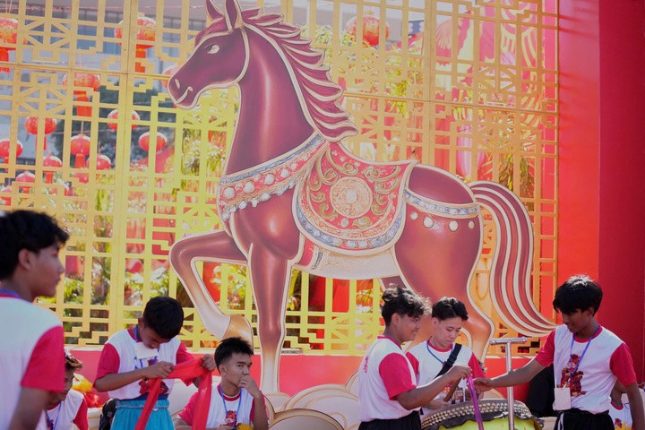 Nhóm nghệ sỹ người Hoa địa phương tập trung biểu diễn trong lễ kỷ niệm Tết Nguyên đán Bính Ngọ tại sân vận động Thuwunna, Myanmar.