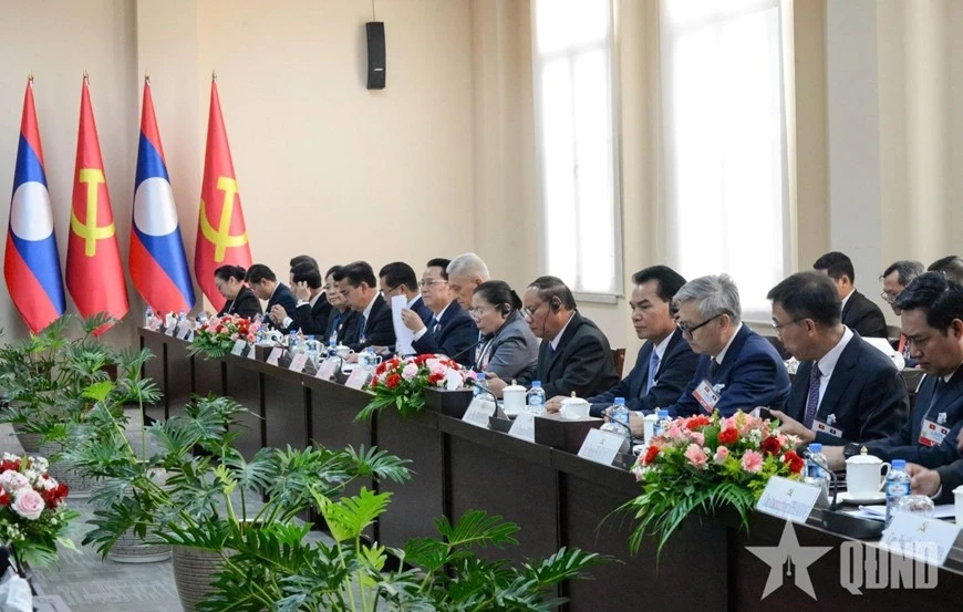 Đoàn đại biểu Lào tại hội đàm.