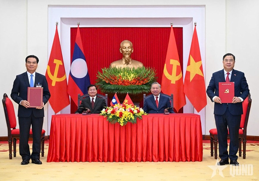 Tổng Bí thư Tô Lâm và Tổng Bí thư, Chủ tịch nước Lào Thongloun Sisoulith chứng kiến lễ trao các văn kiện hợp tác.