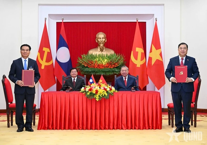 Tổng Bí thư Tô Lâm và Tổng Bí thư, Chủ tịch nước Lào Thongloun Sisoulith chứng kiến lễ trao các văn kiện hợp tác.