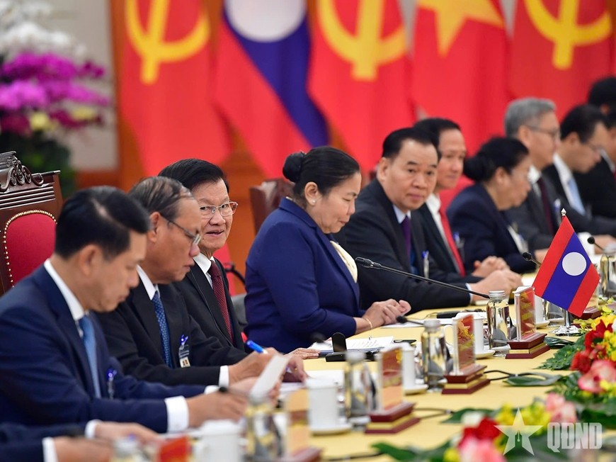 Tổng Bí thư, Chủ tịch nước Lào Thongloun Sisoulith và các thành viên đoàn Lào tại hội đàm.