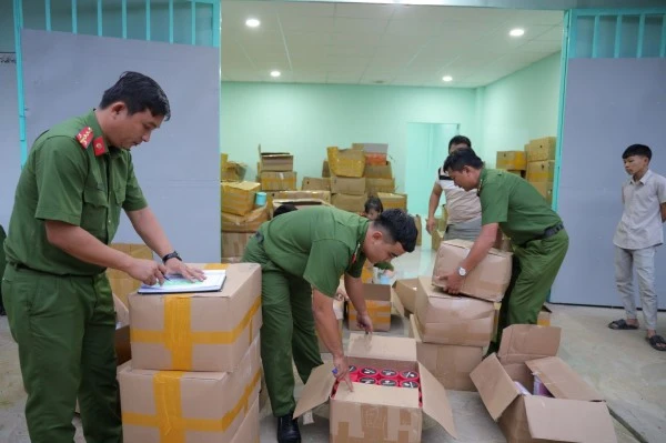 Công an thu giữ sản phẩm.