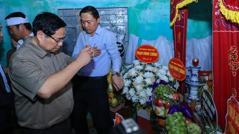 Thủ tướng Phạm Minh Chính thắp hương tưởng nhớ người đã khuất trong đợt mưa lũ lịch sử.