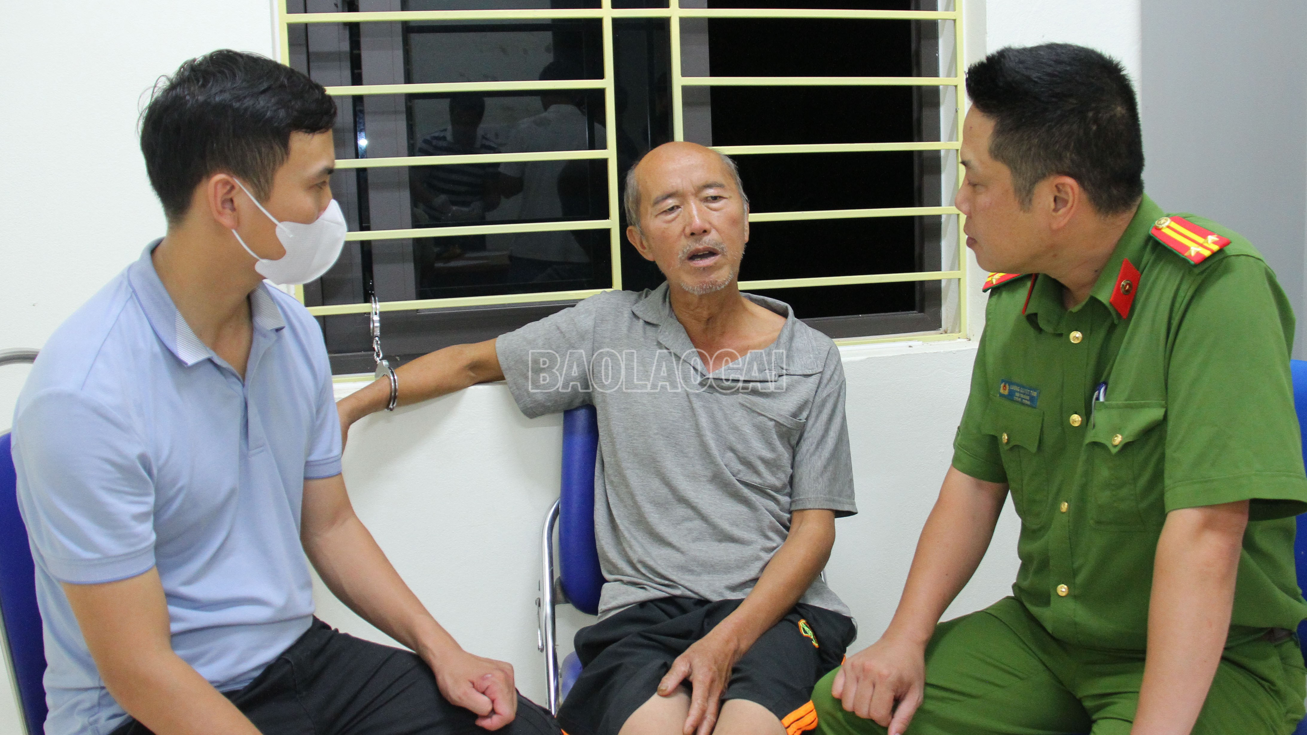 Lãnh đạo Công an xã Bảo Thắng khai thác thông tin đối tượng. baolaocai-c_doi-tuong-hau-chan-hoa-tai-co-quan-dieu-tra.jpg