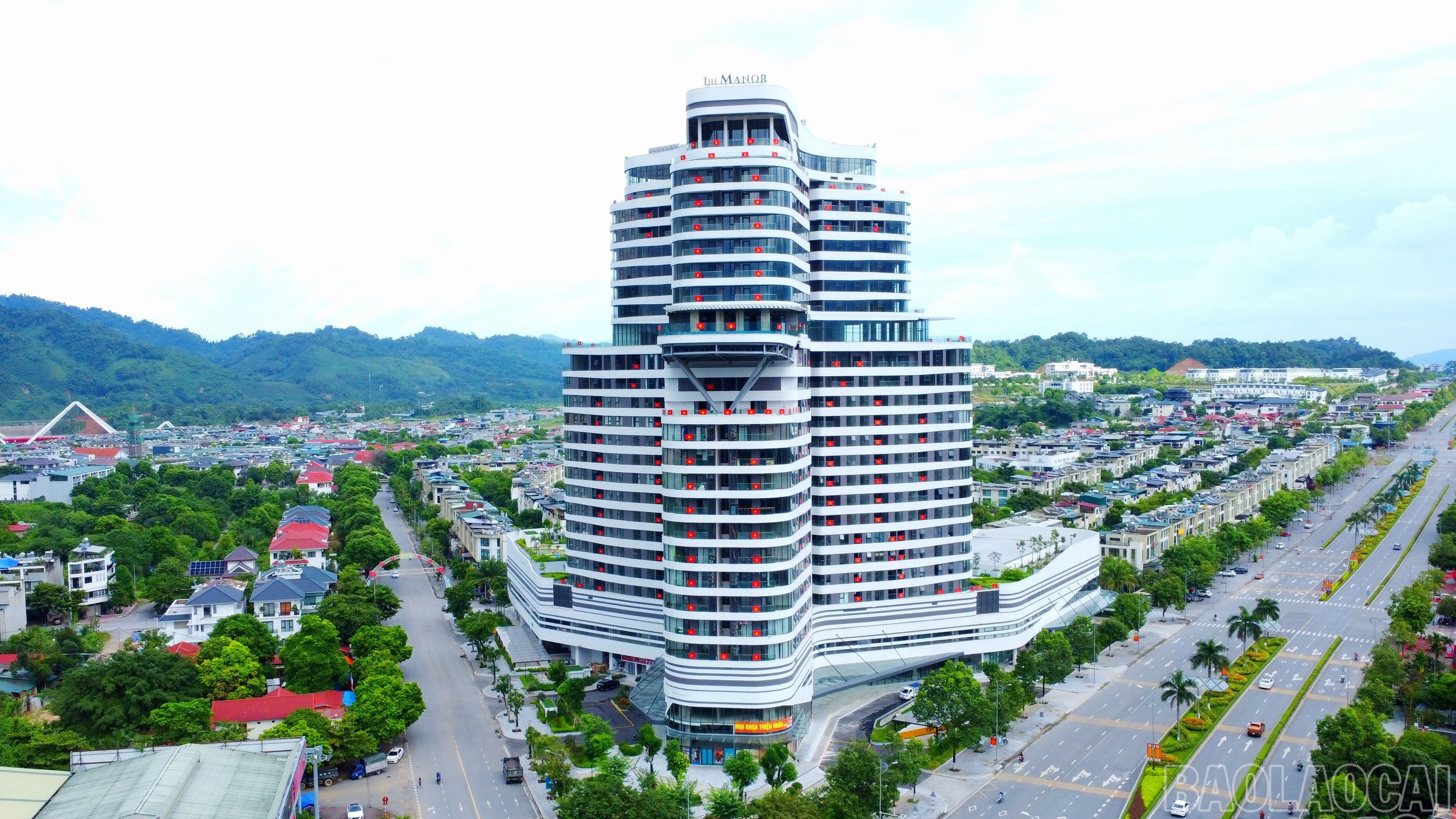 Những tòa nhà cao tầng treo cờ Tổ quốc mừng ngày Quốc khánh 2/9. baolaocai-br_image-1289.jpg