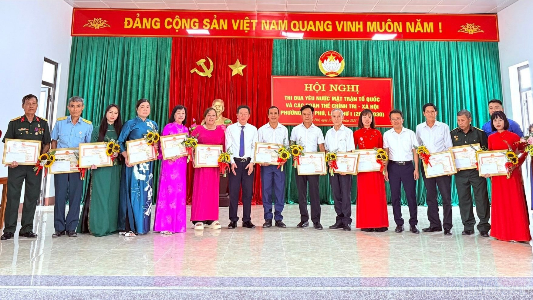Trao Giấy khen cho các cá nhân có thành tích xuất sắc. baolaocai-tr-8.jpg