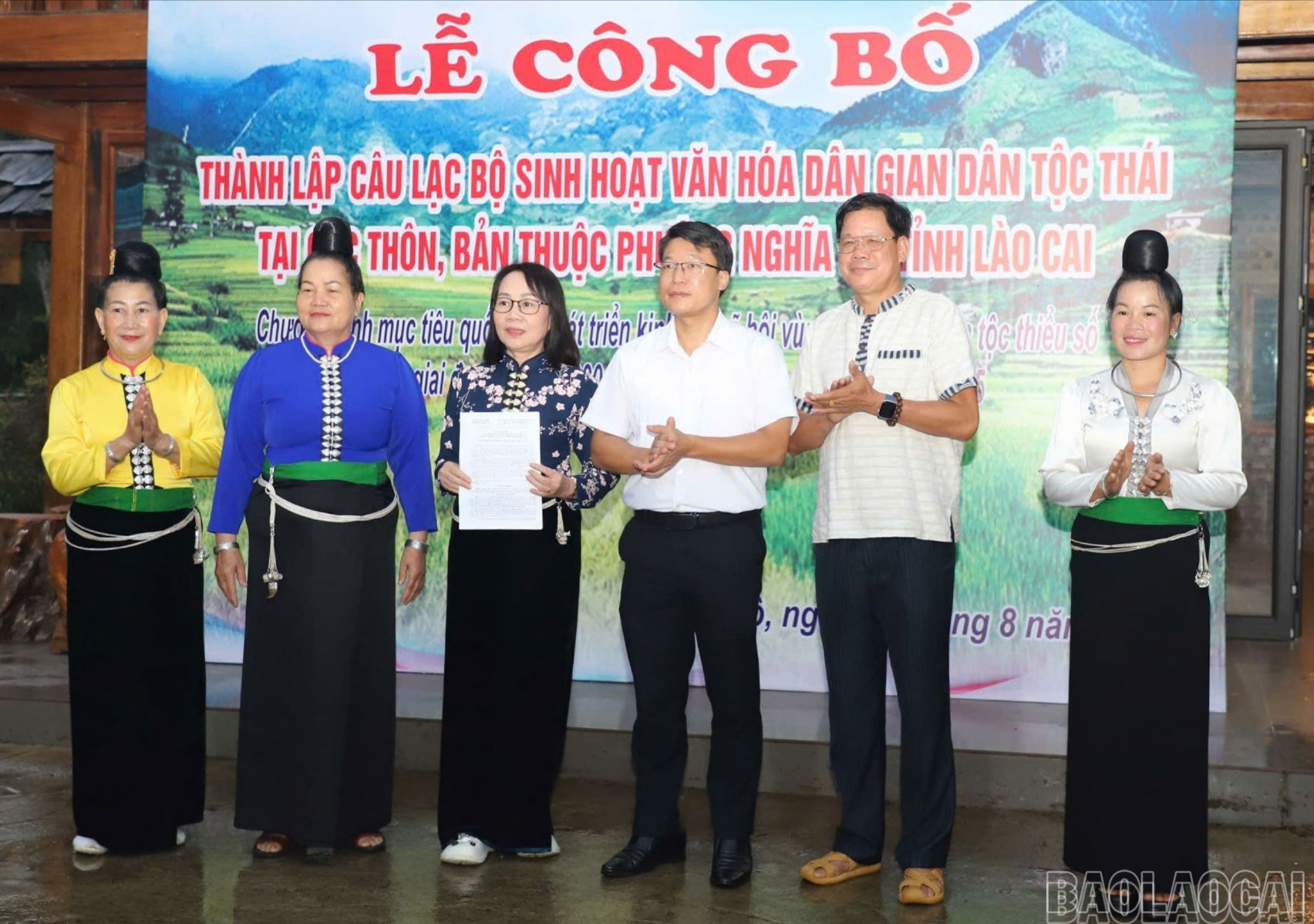 Lãnh đạo phường Nghĩa Lộ trao Quyết định thành lập cho Câu lạc bộ Sinh hoạt văn hóa dân gian dân tộc Thái tại các thôn, bản thuộc phường. baolaocai-br-258-nghia-lo-4.jpg