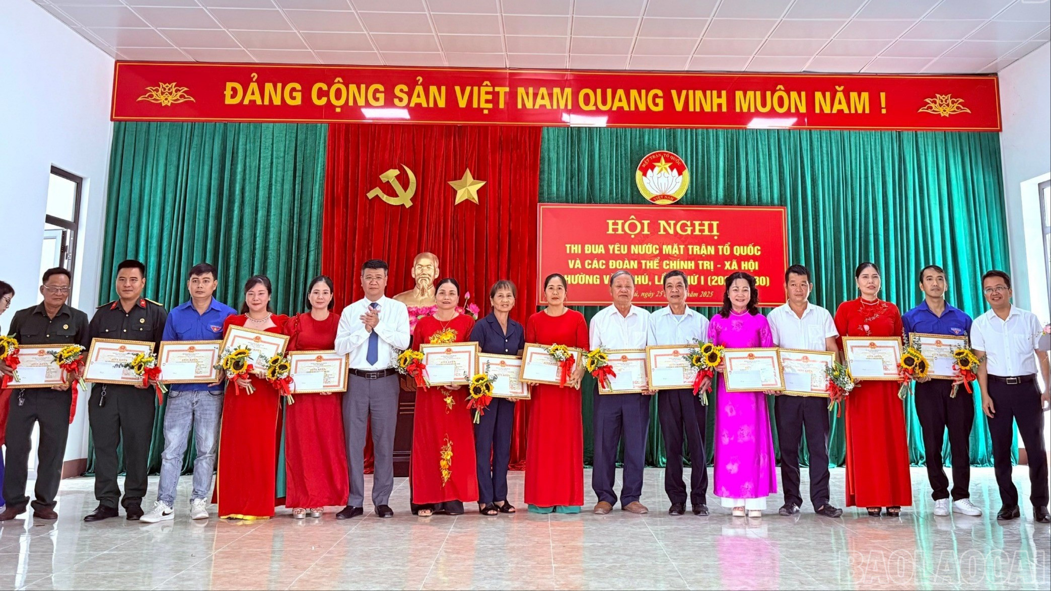 Trao Giấy khen cho các tập thể có thành tích xuất sắc. baolaocai-tr-5.jpg