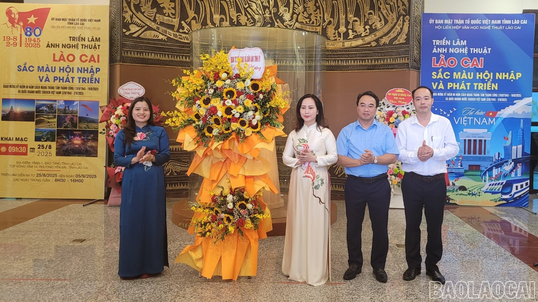 Đại diện Ban Tuyên giáo và Dân vận Tỉnh ủy tặng hoa chúc mừng khai mạc triển lãm. baolaocai-br-33c.jpg