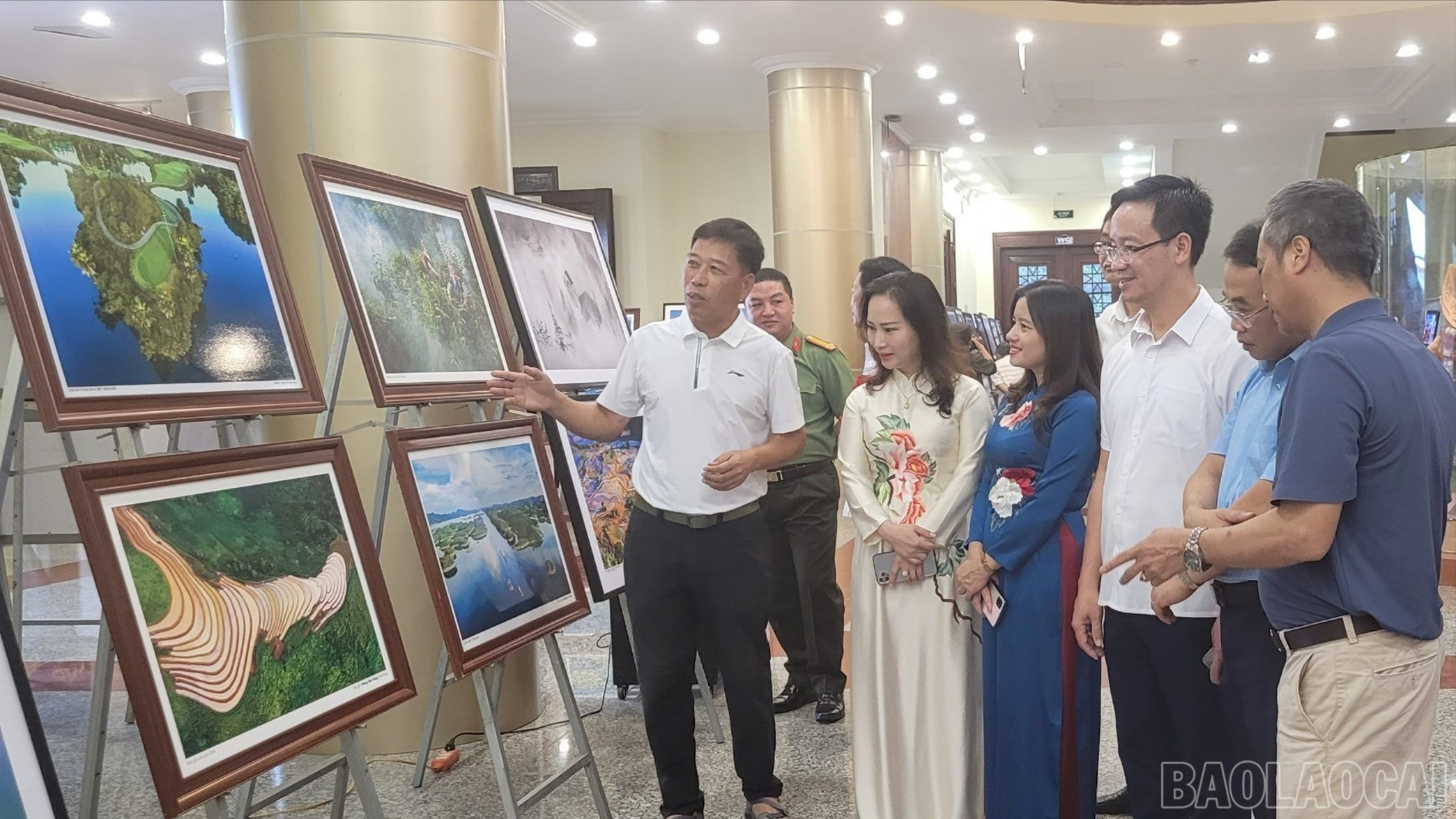 Nghệ sĩ nhiếp ảnh Phạm Gia Chiến giới thiệu các tác phẩm ảnh nghệ thuật trong triển lãm tới đại biểu. baolaocai-br-8c.jpg