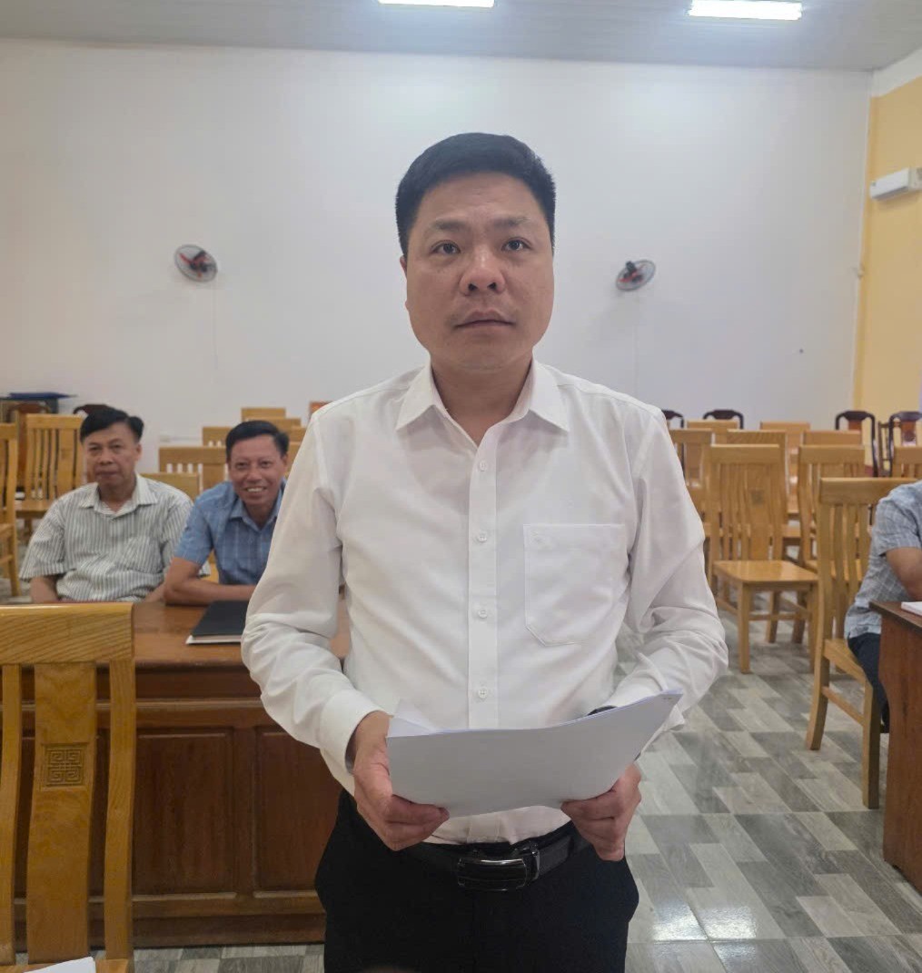 Đại biểu Phạm Trung Kiên, Bí thư Đảng ủy xã Châu Quế phát biểu tham luận tại hội nghị. tin-9.jpg