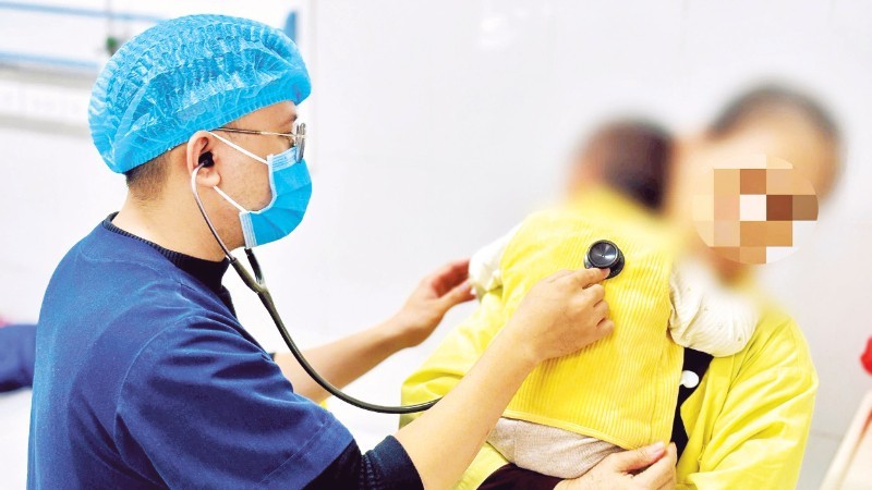 Khoảng hai tuần trở lại đây tại các bệnh viện ghi nhận số ca mắc cúm A phải nhập viện điều trị tăng cao, phần lớn là trẻ em.