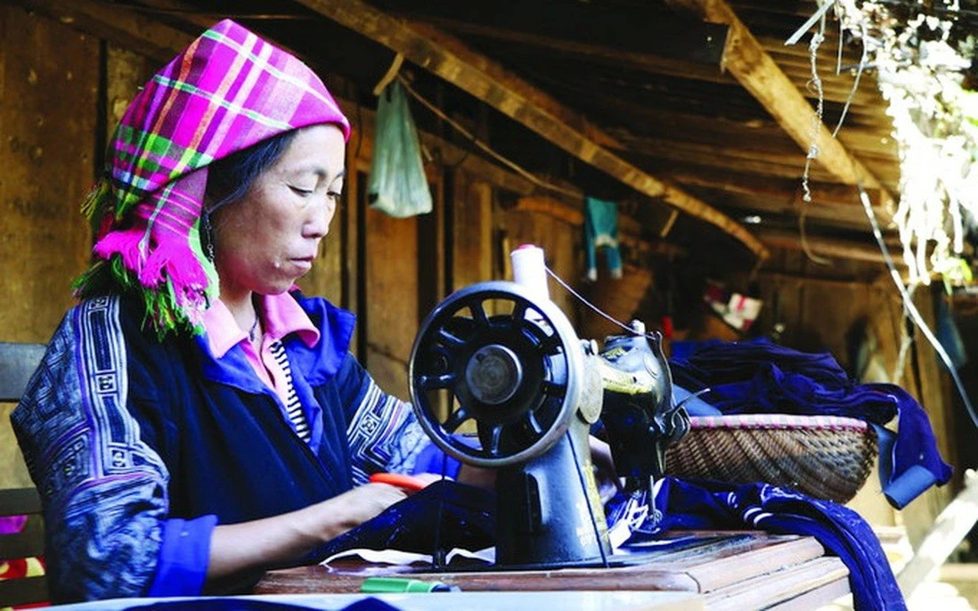 Nhiều sản phẩm hàng hóa của người Mông ở Mù Cang Chải được bán qua không gian mạng nhờ kỹ năng công nghệ số.