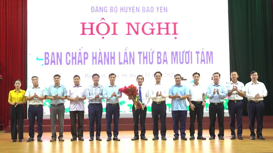 lanh-dao-huyen-uy-hdnd-ubnd-ub-mttq-vn-cac-dong-chi-trong-btv-huyen-uy-tang-hoa-chuc-mung-tan-pho-bi-thu-huyen-uy.jpg