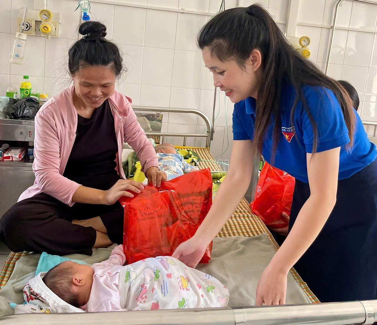 Trao quà cho bệnh nhi. baolaocai-c_doan-thanh-nien-phuong-tang-qua-cac-em-nho-dang-dieu-tri.jpg