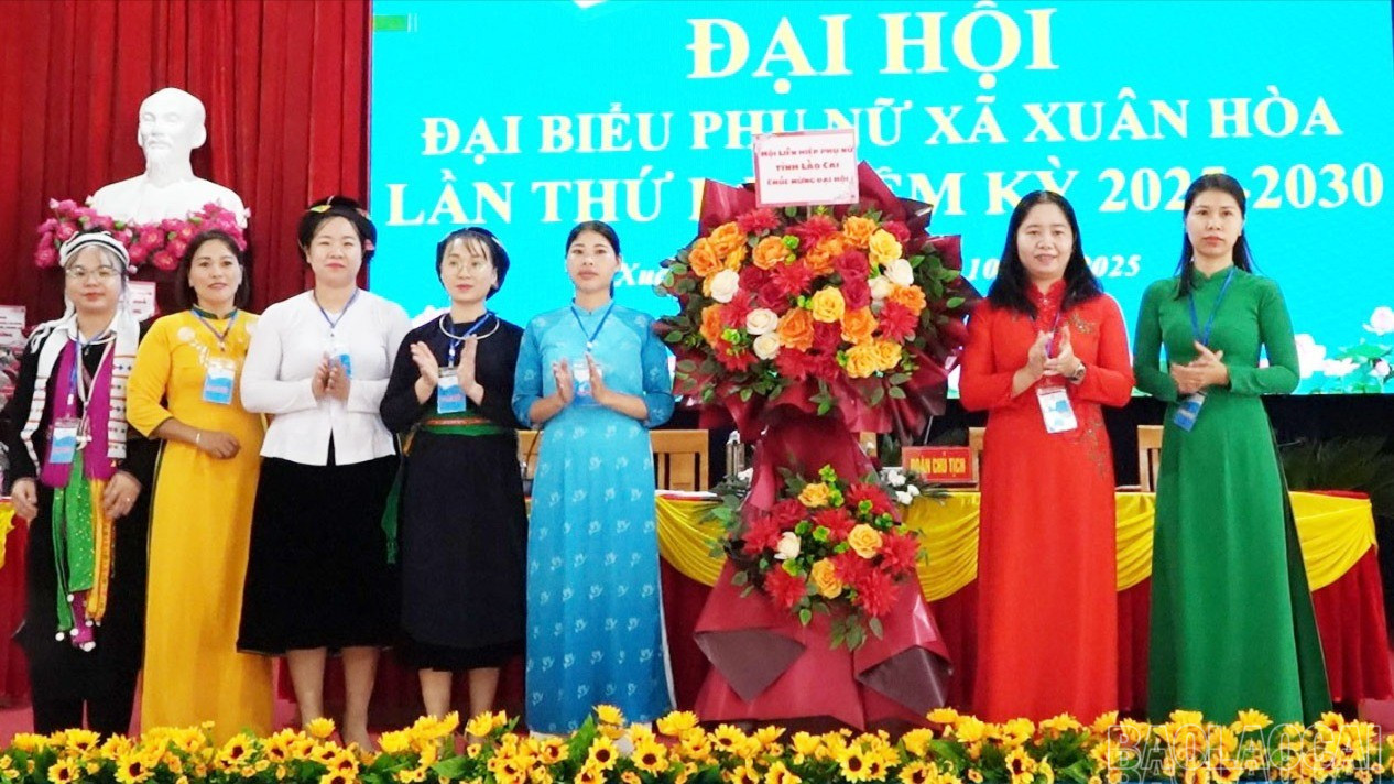Đồng chí Hà Thị Đóa - Phó Chủ tịch Hội LHPN tỉnh tặng hoa chúc mừng đại hội. baolaocai-br-dong-chi-ha-thi-doa-pho-chu-tich-hoi-lhpn-tinh-tang-hoa-chuc-mung-dai-hoi.jpg